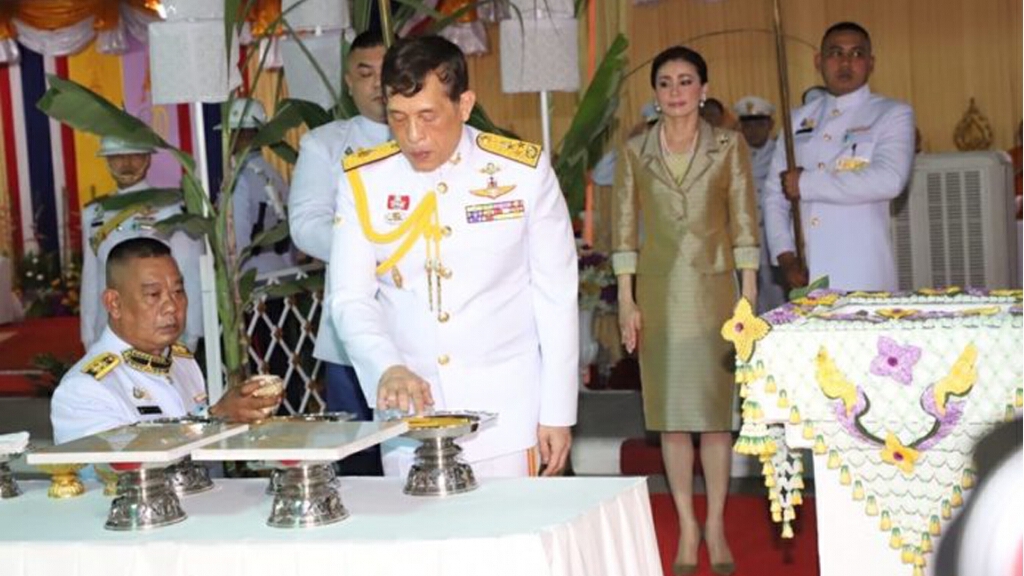 ในหลวง-พระราชินี ทรงเปิดอาคารศาลอุทธรณ์ภาค 7 พสกนิกรเฝ้าฯ รับเสด็จเนืองแน่น