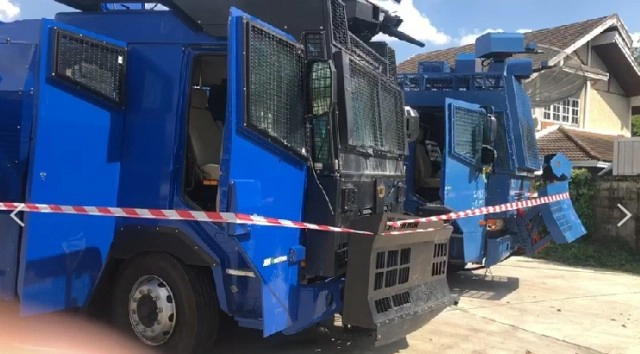 ตร.เช็ครถฉีดน้ำจีโน่ถูกม็อบรื้อพังยับ 3 คัน