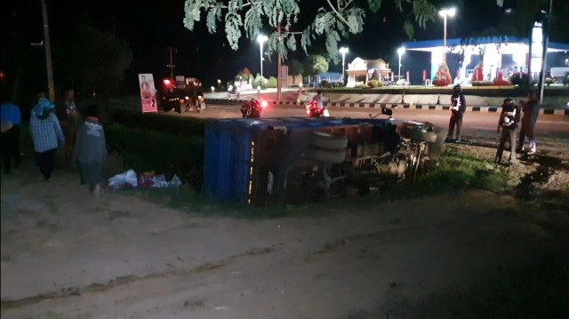 เร่งเกี่ยวข้าวกลางคืนรถพลิกคว่ำ ข้าวเปลือกตกน้ำเสียหาย