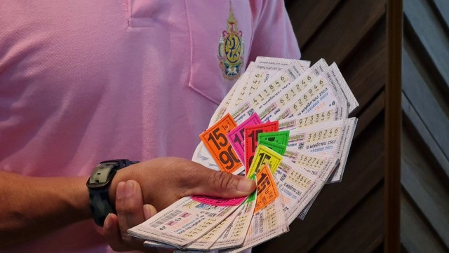 "บิณฑ์" กราบสักการะศาลหลักเมือง พร้อมเผยที่มาถูกลอตเตอรี่ 169 ใบ