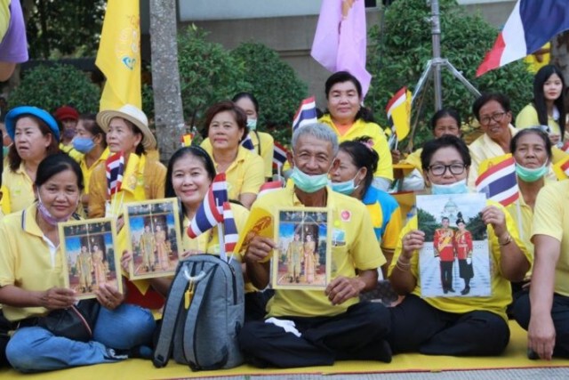 ในหลวง-พระราชินี ทรงเปิดอาคารศาลอุทธรณ์ภาค 7 พสกนิกรเฝ้าฯ รับเสด็จเนืองแน่น