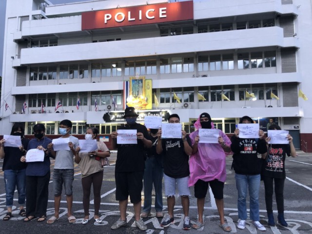 ชายชุดดำโผล่ หยุดจ้าบจ้วงสถาบันฯ กลางวงคณะราษฎรภูเก็ต