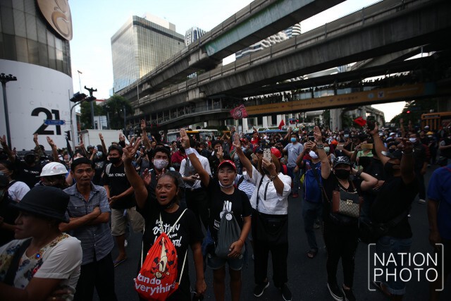 ตร. ประกาศ ให้ม็อบยุติชุมนุมแยกราชประสงค์ เหตุไม่ขออนุญาต