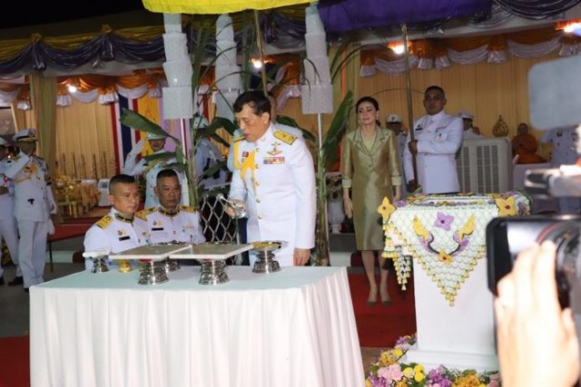 ในหลวง-พระราชินี ทรงเปิดอาคารศาลอุทธรณ์ภาค 7 พสกนิกรเฝ้าฯ รับเสด็จเนืองแน่น