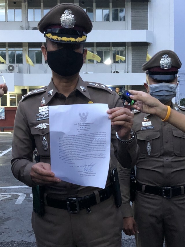 ชายชุดดำโผล่ หยุดจ้าบจ้วงสถาบันฯ กลางวงคณะราษฎรภูเก็ต
