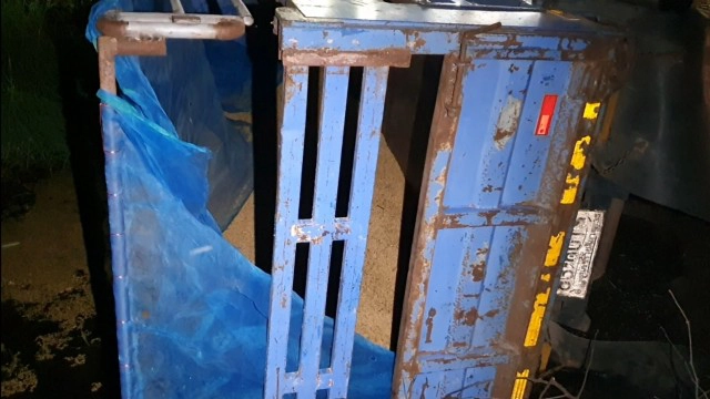 เร่งเกี่ยวข้าวกลางคืนรถพลิกคว่ำ ข้าวเปลือกตกน้ำเสียหาย