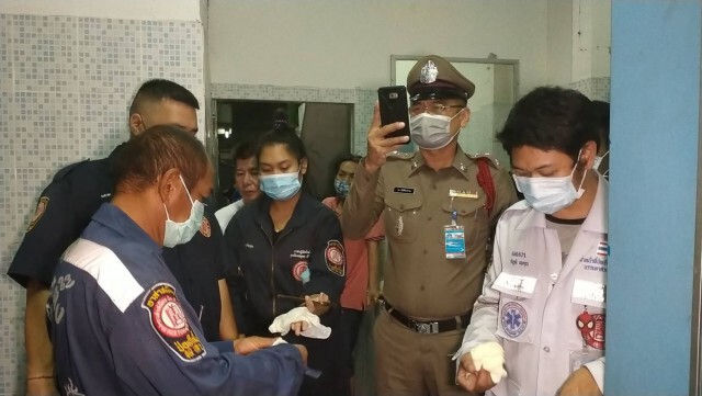 2 หนุ่มใหญ่นัดฉีดผงขาว ช็อกคาเข็มดับคู่ในห้องน้ำ