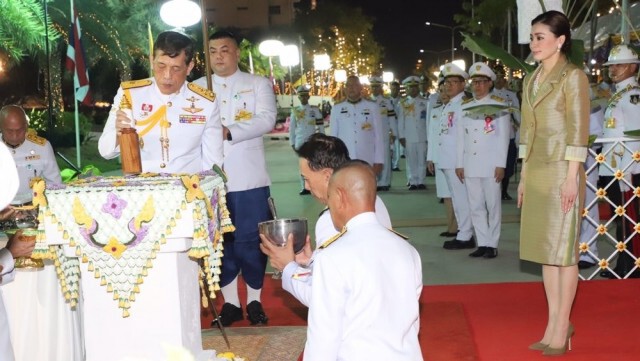 ในหลวง-พระราชินี ทรงเปิดอาคารศาลอุทธรณ์ภาค 7 พสกนิกรเฝ้าฯ รับเสด็จเนืองแน่น