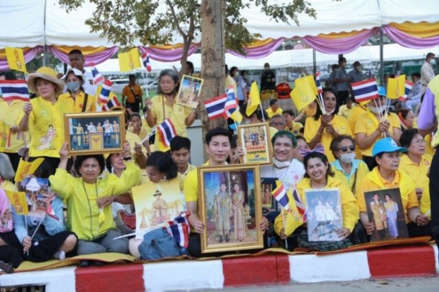 ในหลวง-พระราชินี ทรงเปิดอาคารศาลอุทธรณ์ภาค 7 พสกนิกรเฝ้าฯ รับเสด็จเนืองแน่น
