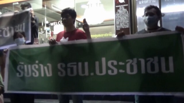 ผู้สมัคร ส.อบจ.บุกสถานีตำรวจ ไม่พอใจปราบม็อบหน้าสภา