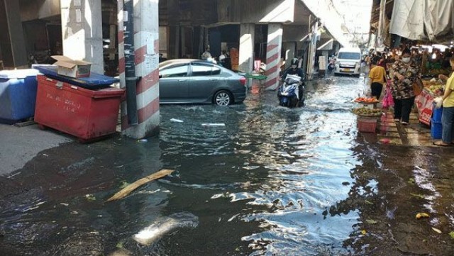 สถานการณ์น้ำทะเลหนุนสูง ถนนหลายสายในสมุทรปราการจมบาดาล หลายจุดน้ำท่วมเกือบถึงเอว