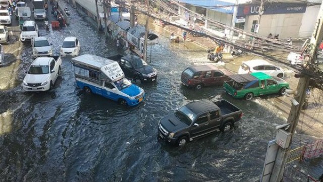 สถานการณ์น้ำทะเลหนุนสูง ถนนหลายสายในสมุทรปราการจมบาดาล หลายจุดน้ำท่วมเกือบถึงเอว
