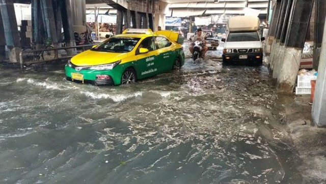 สถานการณ์น้ำทะเลหนุนสูง ถนนหลายสายในสมุทรปราการจมบาดาล หลายจุดน้ำท่วมเกือบถึงเอว