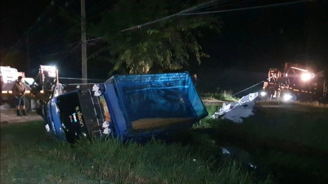 เร่งเกี่ยวข้าวกลางคืนรถพลิกคว่ำ ข้าวเปลือกตกน้ำเสียหาย