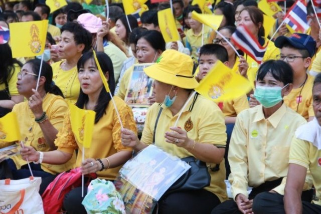ในหลวง-พระราชินี ทรงเปิดอาคารศาลอุทธรณ์ภาค 7 พสกนิกรเฝ้าฯ รับเสด็จเนืองแน่น