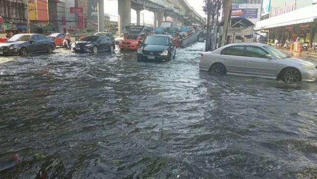 สถานการณ์น้ำทะเลหนุนสูง ถนนหลายสายในสมุทรปราการจมบาดาล หลายจุดน้ำท่วมเกือบถึงเอว