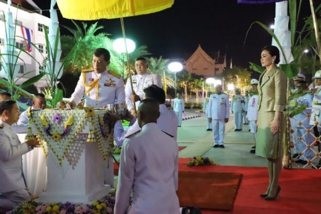 ในหลวง-พระราชินี ทรงเปิดอาคารศาลอุทธรณ์ภาค 7 พสกนิกรเฝ้าฯ รับเสด็จเนืองแน่น