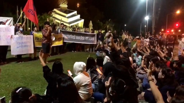 ผู้สมัคร ส.อบจ.บุกสถานีตำรวจ ไม่พอใจปราบม็อบหน้าสภา
