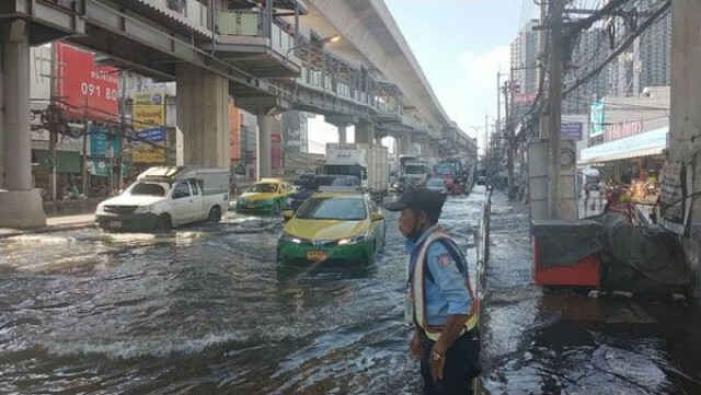 สถานการณ์น้ำทะเลหนุนสูง ถนนหลายสายในสมุทรปราการจมบาดาล หลายจุดน้ำท่วมเกือบถึงเอว