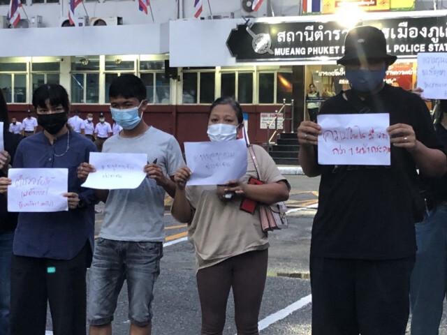 ชายชุดดำโผล่ หยุดจ้าบจ้วงสถาบันฯ กลางวงคณะราษฎรภูเก็ต