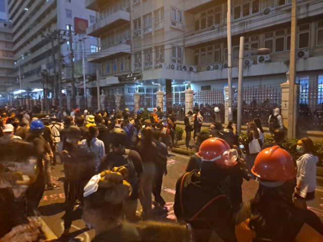 ตึงเครียด ตร. เตือนมวลชนกลุ่มราษฎรพ่นสี​เสปรย์​ หน้าสตช. ผิดกฎหมาย