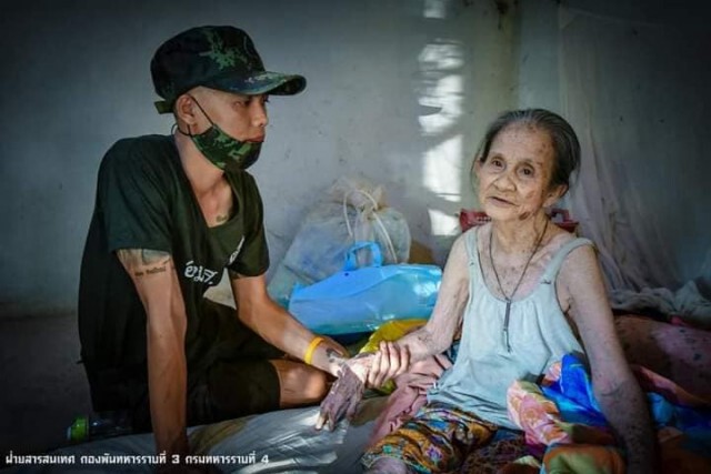 ทวดวัย 90 คิดถึงหลานไปหาไม่ไหว ร.4 พัน.3 อาสาพาทหารไปเยี่ยมเอง!!