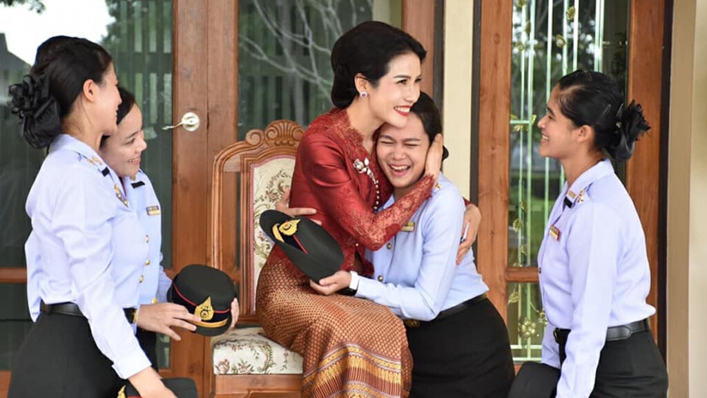 เจ้าคุณพระสินีนาฏฯ สวมกอดเพื่อนพยาบาล ทบ.41 ที่มารอต้อนรับที่นครศรีธรรมราช