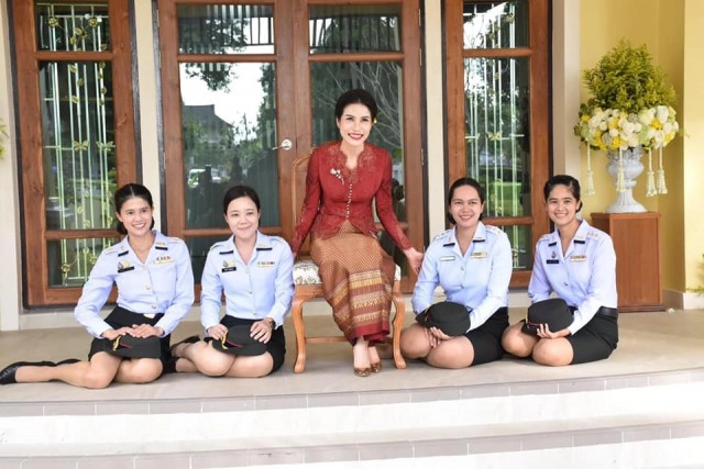 เจ้าคุณพระสินีนาฏฯ สวมกอดเพื่อนพยาบาล ทบ.41 ที่มารอต้อนรับที่นครศรีธรรมราช