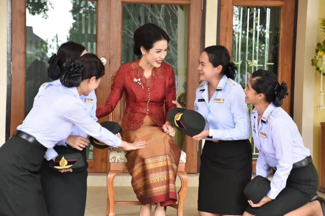 เจ้าคุณพระสินีนาฏฯ สวมกอดเพื่อนพยาบาล ทบ.41 ที่มารอต้อนรับที่นครศรีธรรมราช