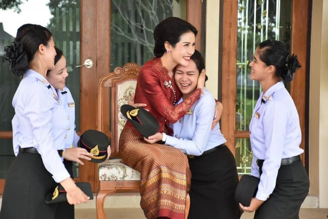 เจ้าคุณพระสินีนาฏฯ สวมกอดเพื่อนพยาบาล ทบ.41 ที่มารอต้อนรับที่นครศรีธรรมราช