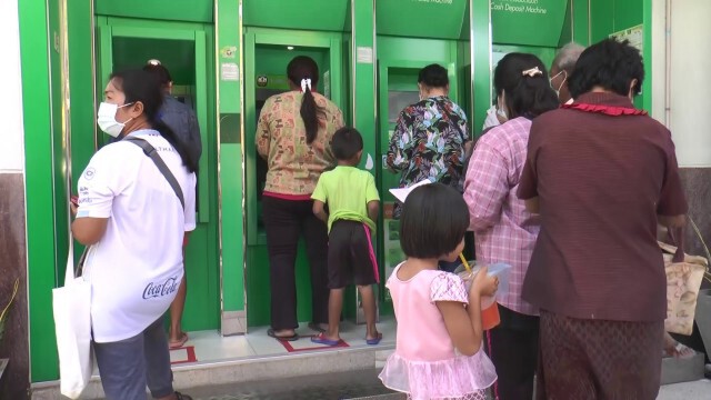 ชาวนาบุรีรัมย์แห่เข้าคิวถอนเงินประกันรายได้