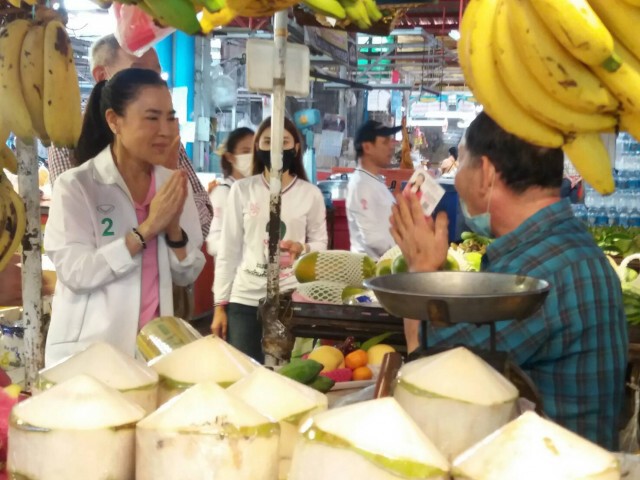 "เจ๊หน่อย" โคราชโฉมใหม่ลุยตลาดสดอ้อนขอเสียงแม่ค้า