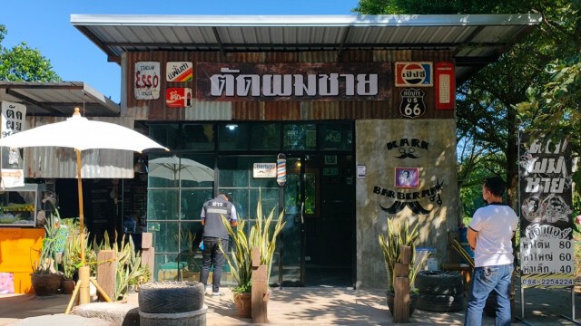 ผวากระสุนปริศนาเจาะทะลุกระจกหน้าร้านตัดผม
