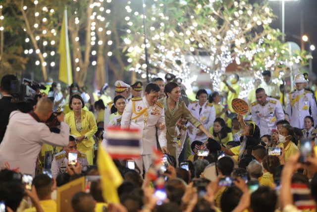 สุดปลื้มปิติ พสกนิกรรับเสด็จ ‘ในหลวง- พระราชินี’ ทรงเปิดอาคารศาลอุทธรณ์ภาค7