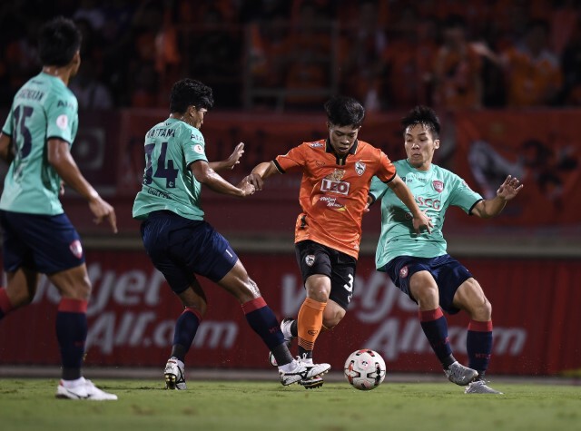 แฟนบอล ทนไม่ไหว! จวกเดือด เปาเกม "เชียงราย-เมืองทอง"
