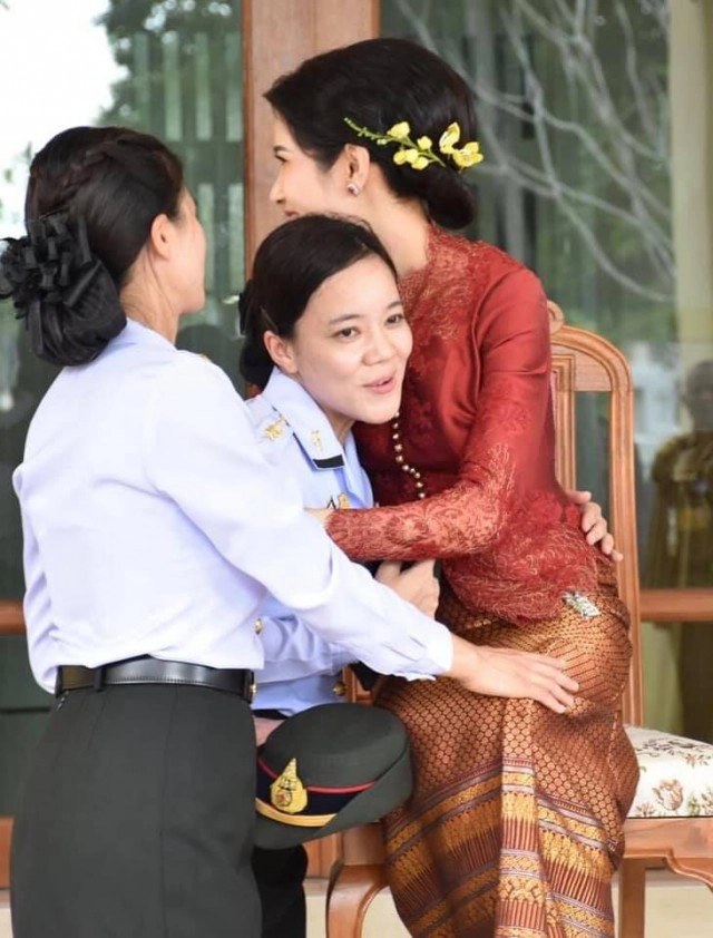 เจ้าคุณพระสินีนาฏฯ สวมกอดเพื่อนพยาบาล ทบ.41 ที่มารอต้อนรับที่นครศรีธรรมราช