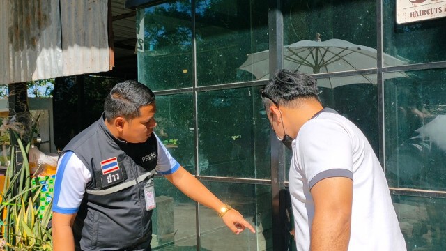 ผวากระสุนปริศนาเจาะทะลุกระจกหน้าร้านตัดผม
