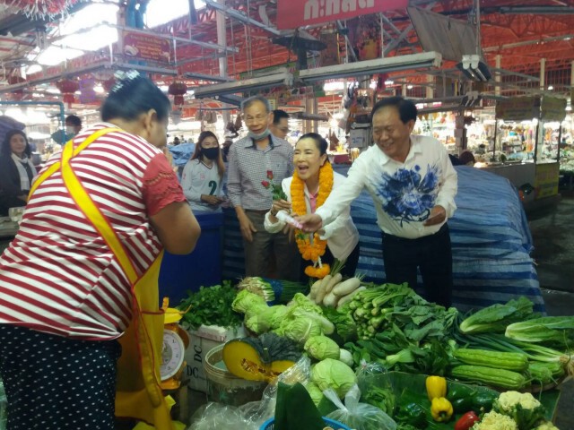 "เจ๊หน่อย" โคราชโฉมใหม่ลุยตลาดสดอ้อนขอเสียงแม่ค้า