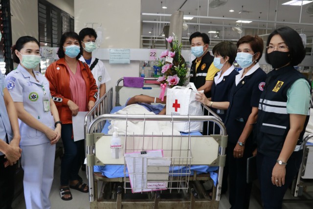 ผู้ว่าฯและกาชาดเยี่ยมผู้บาดเจ็บรถทัวร์พลิกคว่ำ