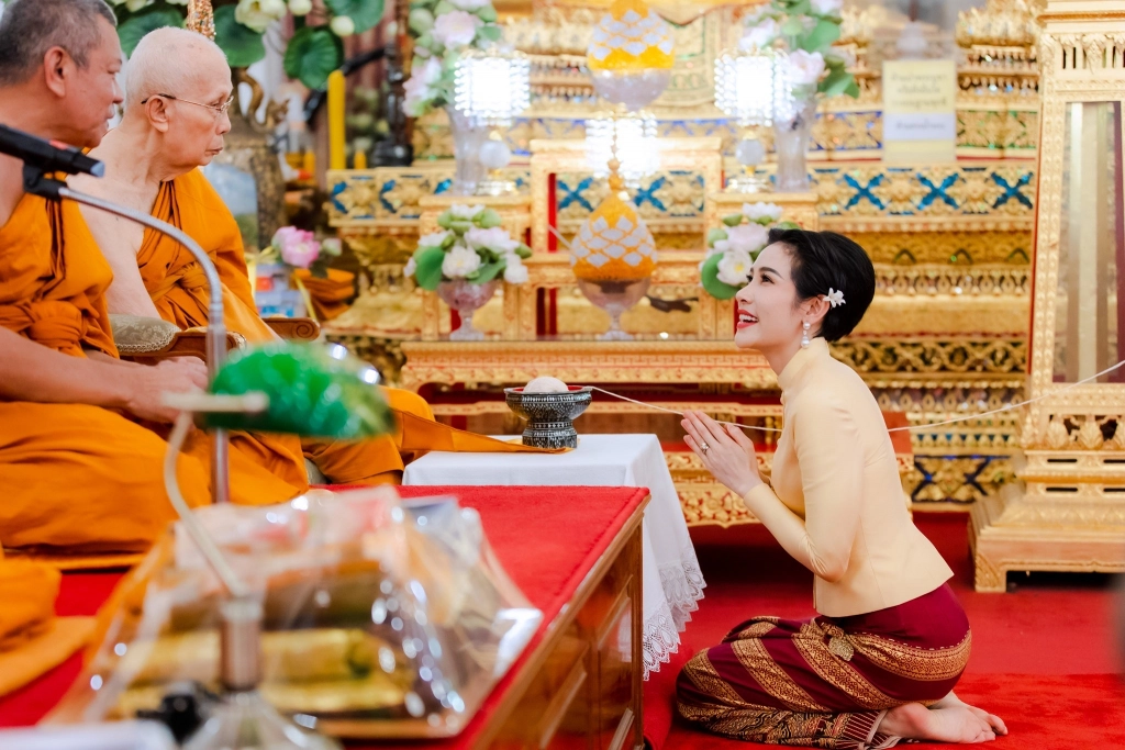 เจ้าคุณพระสินีนาฏ ถวายผ้าไตรและเครื่องสังฆทานพระราชทาน วัดชนะสงคราม