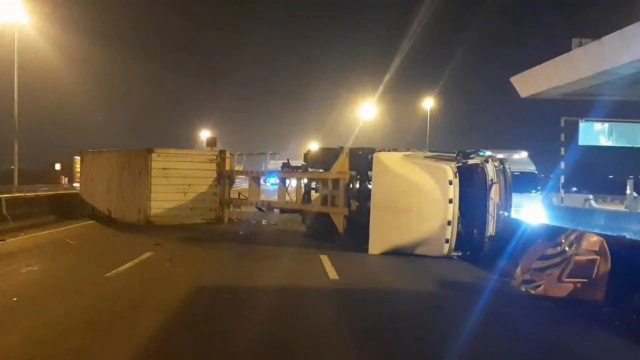 พ่วง 18 ล้อพลิกคว่ำ ขวางด่วนกาญจนาฯ ติดสะสม 5 กม.