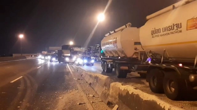 พ่วง 18 ล้อพลิกคว่ำ ขวางด่วนกาญจนาฯ ติดสะสม 5 กม.