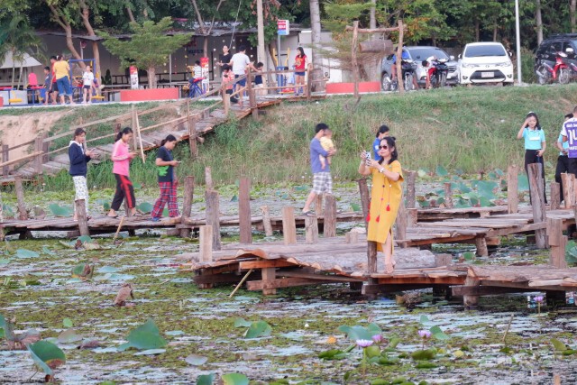 หยุดยาวชวนเช็คอินสะพานไม้บึงหนองบัว 180 ก้าว