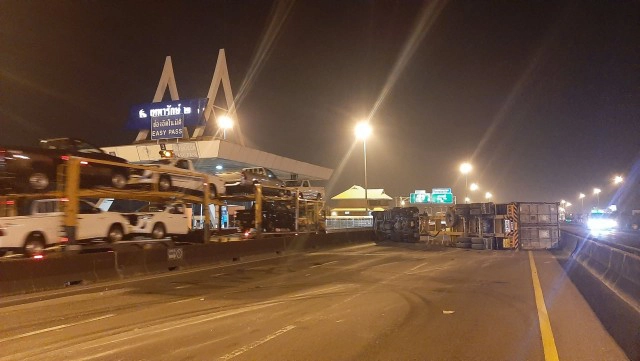 พ่วง 18 ล้อพลิกคว่ำ ขวางด่วนกาญจนาฯ ติดสะสม 5 กม.