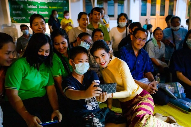 เจ้าคุณพระสินีนาฏ ถวายผ้าไตรและเครื่องสังฆทานพระราชทาน วัดชนะสงคราม