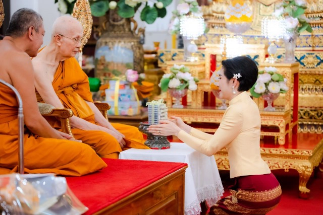 เจ้าคุณพระสินีนาฏ ถวายผ้าไตรและเครื่องสังฆทานพระราชทาน วัดชนะสงคราม