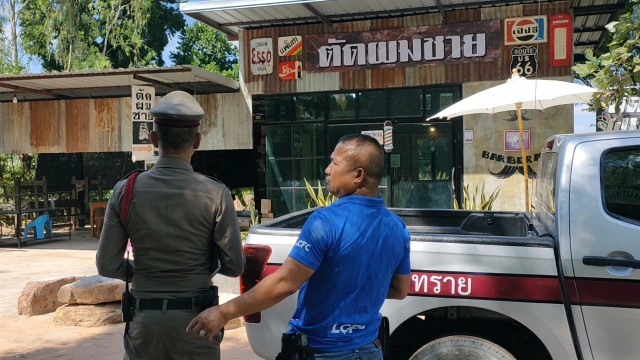 ตำรวจตรวจรอยกระสุนทะลุกระจกร้านตัดผม