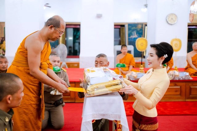 เจ้าคุณพระสินีนาฏ ถวายผ้าไตรและเครื่องสังฆทานพระราชทาน วัดชนะสงคราม