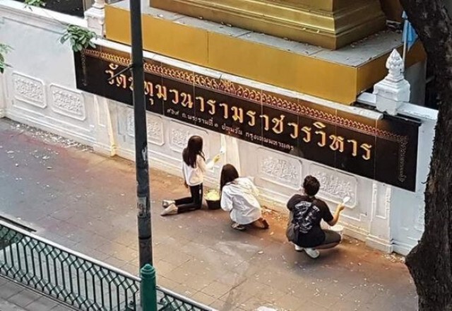 ภาพซ่อมกำแพงวัด ยังไงก็ดีต่อใจ