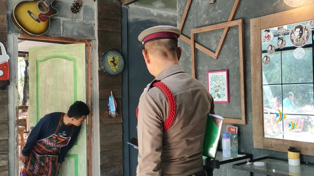 ตำรวจตรวจรอยกระสุนทะลุกระจกร้านตัดผม